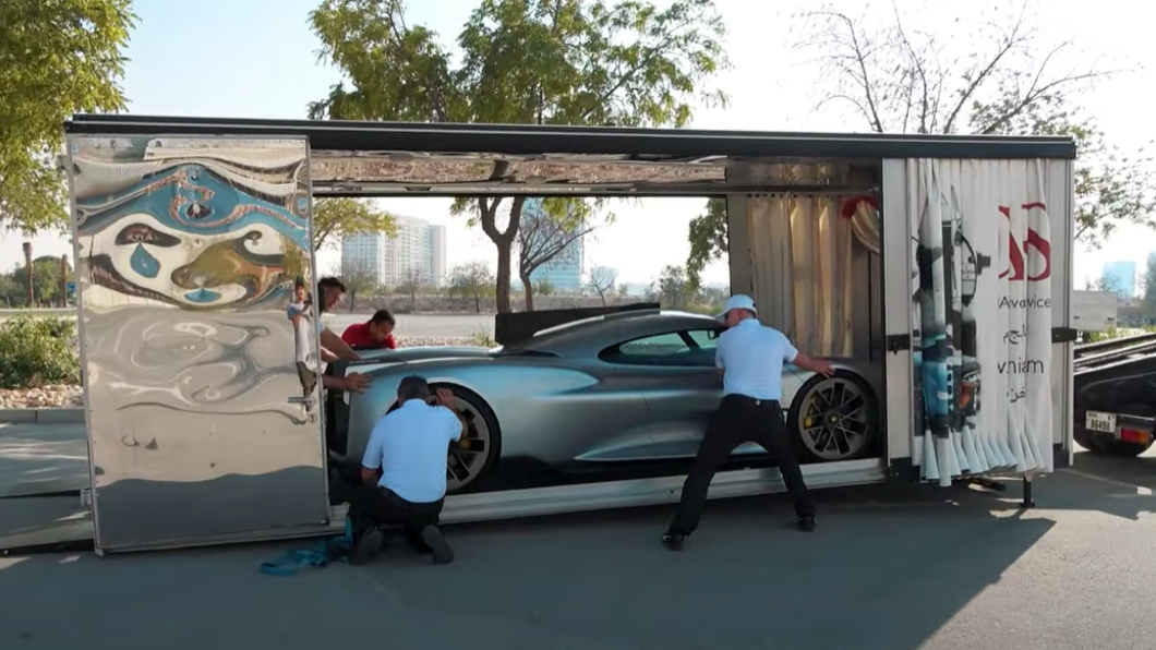 由於是1:1模型,因此當模型車要離開貨櫃的時候,也必須要用人力推送的方式才可以移動。(圖片來源/ Supercar Blondie YT)