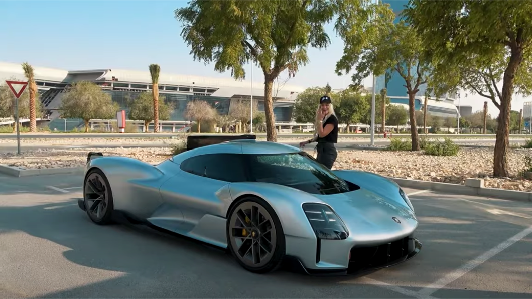 Supercar Blondie說明計畫中止的原因,是因為光是要啟動引擎就必須要花上45分鐘。(圖片來源/ Supercar Blondie YT)