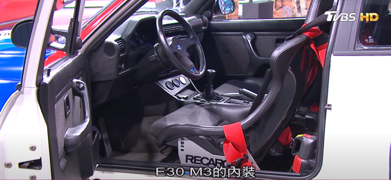 車主將原廠千鳥紋式樣內裝布改上Recaro賽車椅。(圖片來源/ 地球黃金線)