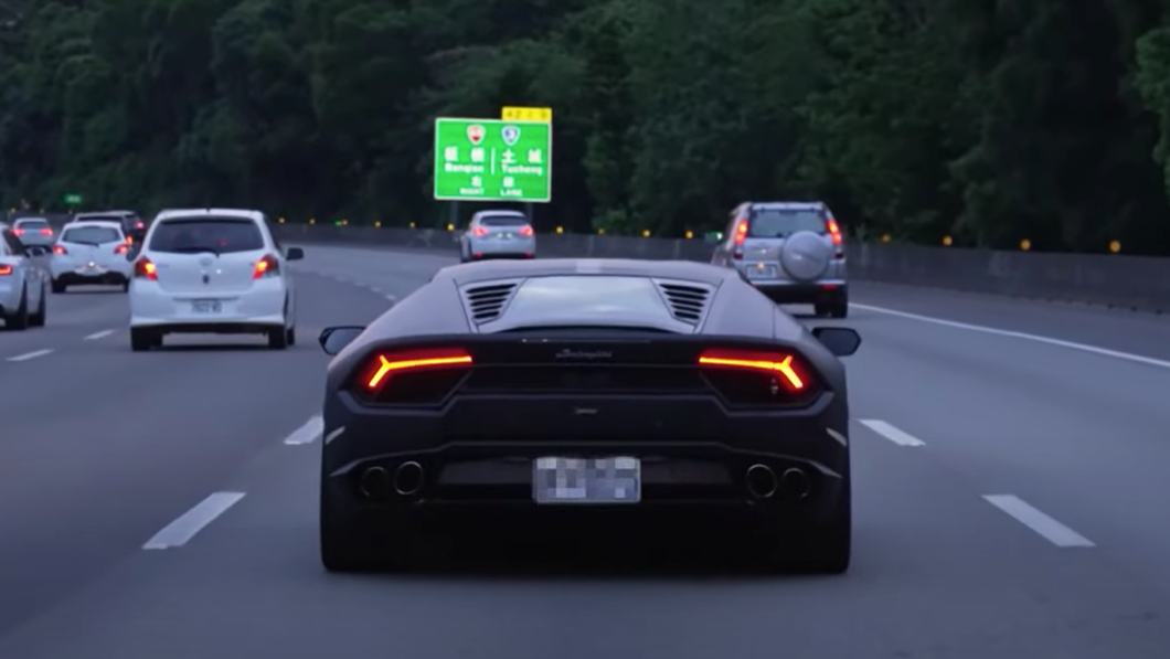 Joeman也以車主的角度分享擁有超跑的心得,雖然開起來過癮,但大約30至60分鐘左右就可能會開始腰痠背痛。(圖片來源/ Joeman YT)