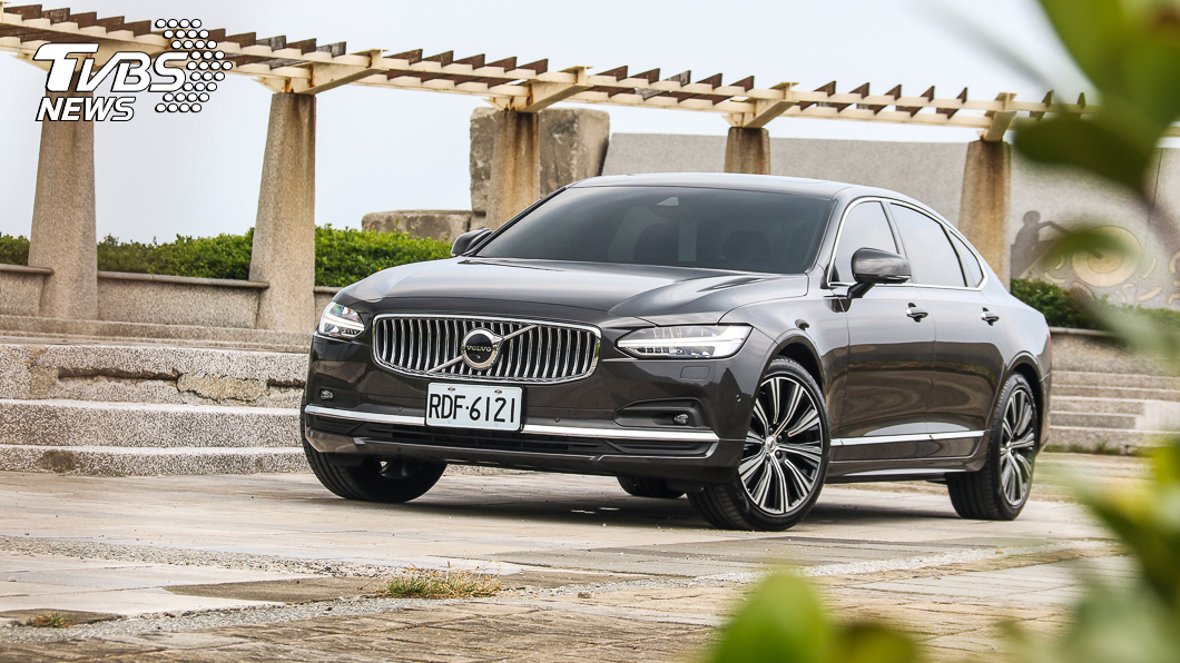 透過軸距升級，S90展現上打旗艦豪華房車氣勢。