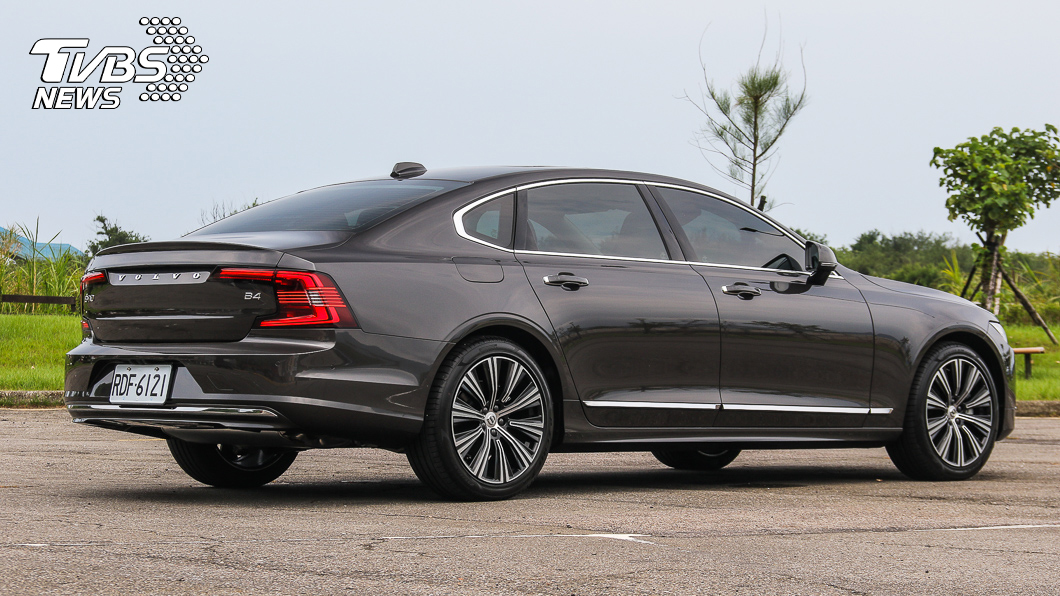 S90軸距加長120mm之後，也跨越3米門檻，來到3,061mm之譜。