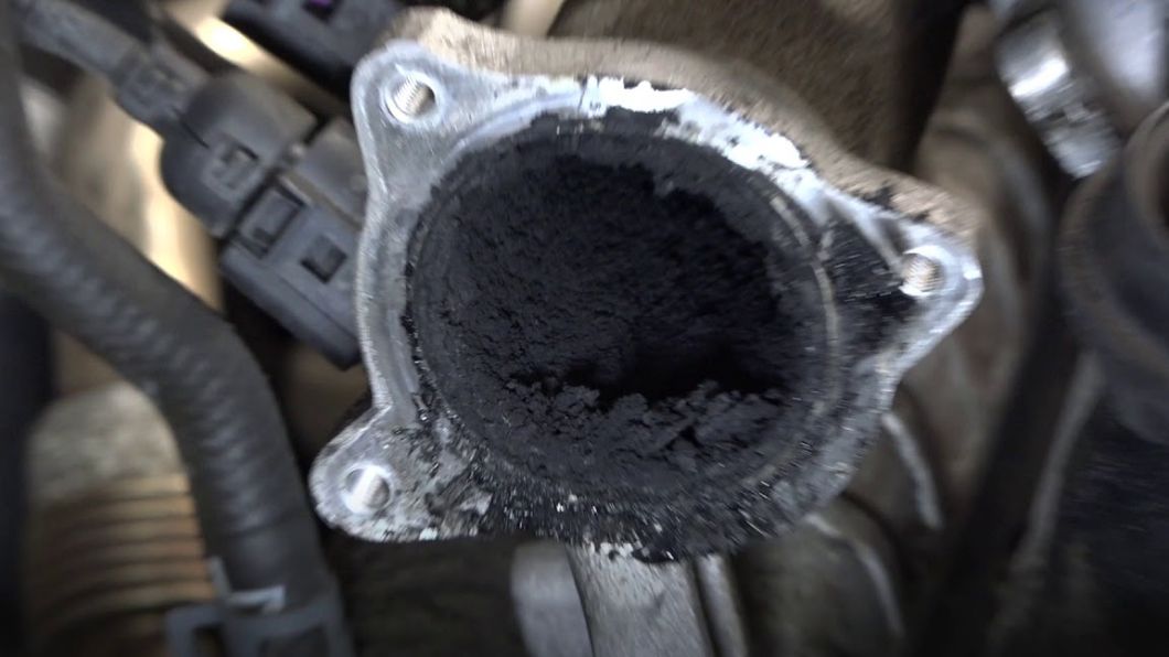 不論是汽油還是柴油車都會遇到積碳問題,不過柴油車的影響更大更容易浮現。(圖片來源/ 翻攝自YT頻道Auto Resource)