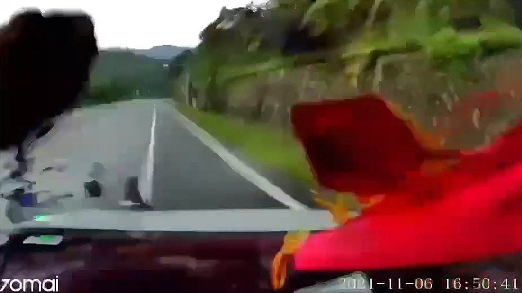 正面撞擊力道頗為驚人,機車零件四處飛散。(圖片來源/ 爆廢公社)