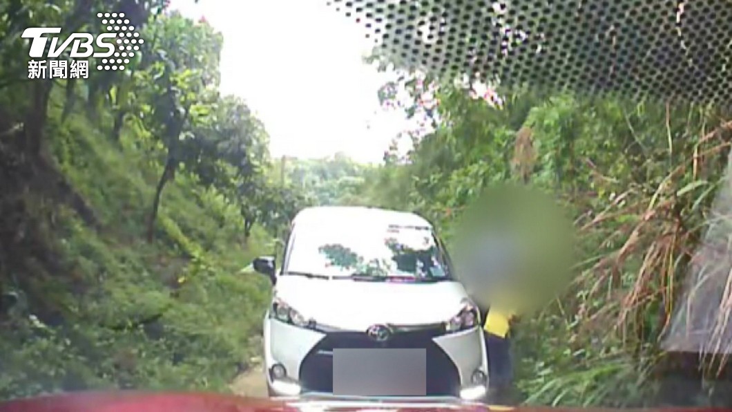 如果車輛真的不慎卡住,也不要強行加速試圖脫困,更不要下來推車以免造成危險。(示意圖/TVBS)