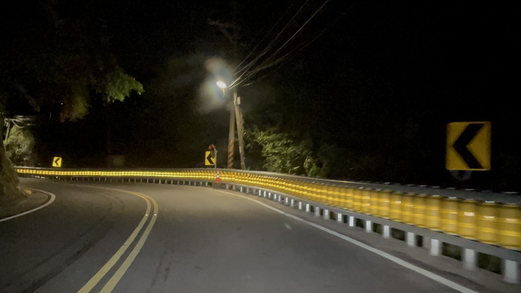 滾筒式護欄以鮮黃色滾筒搭配高亮度反光貼紙，夜間辨識度相當高。(圖片來源/ 隆太國際)