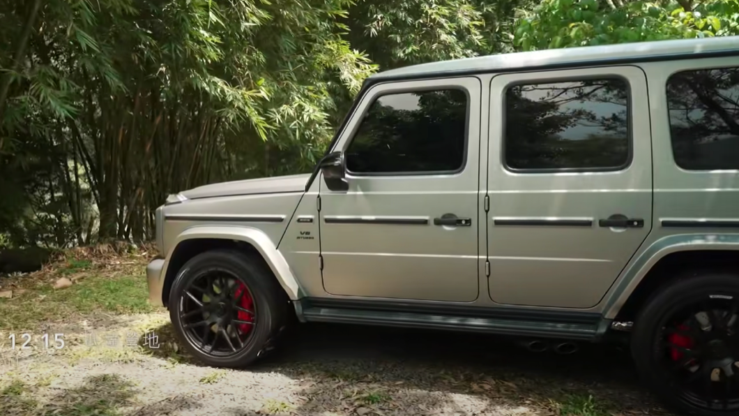 在最新一集的影片當中余文樂駕駛著M-AMG G63載著導演以及工作人員一同出遊。(圖片來源/ 翻攝自Inside out YT)