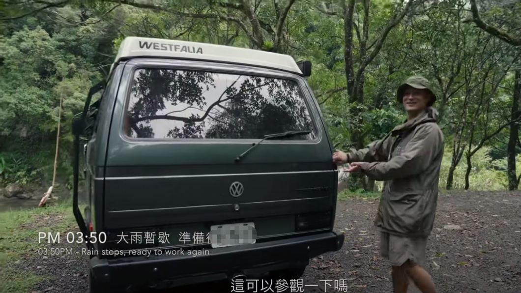 大雨暫歇,余文樂卻沒有立刻搶時間繼續搭帳篷,而是開始將腦筋打到朋友的VW T3 Westfalia露營車上頭。(圖片來源/ 翻攝自Inside out YT)