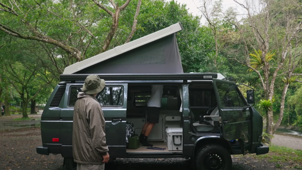 VW T3 Westfalia甚至連帳篷都不用搭就可以好好睡上一覺,這讓余文樂嫉妒得直呼「沒品」。(圖片來源/ 翻攝自Inside out YT)