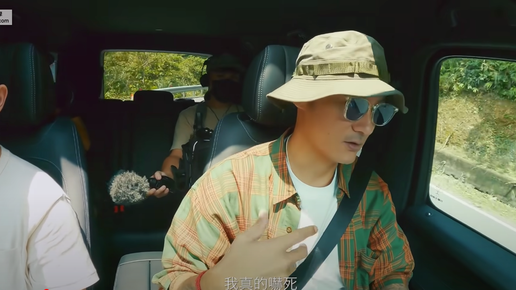 在經過一段山路時,讓余文樂回想起當年拍攝電影《頭文字D》所發生的經歷,余文樂說道「差點杰倫就掰了」。(圖片來源/ 翻攝自Inside out YT)
