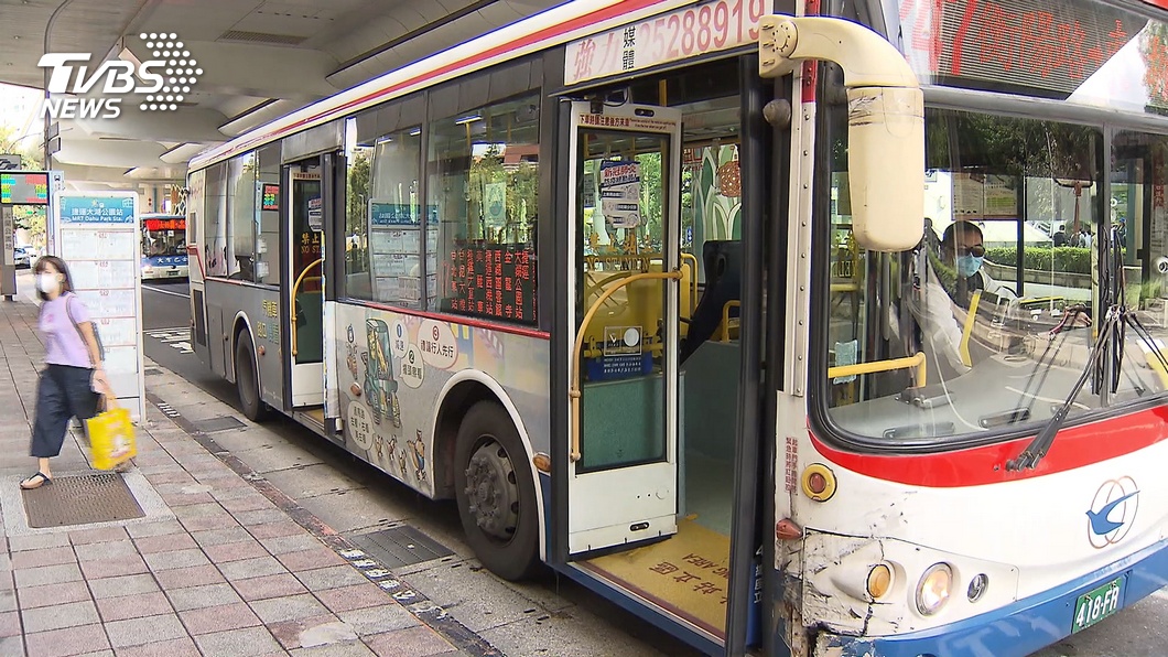搭乘大眾交通工具可以稍微減緩路上車潮,不過坐公車的話會讓通勤時間變更長。(圖片來源/ TVBS)