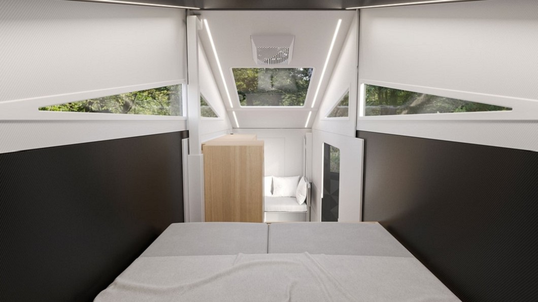 床組設計在貨斗上方空間,並且向下延伸起居室與廚房。(圖片來源/ Form Camper)