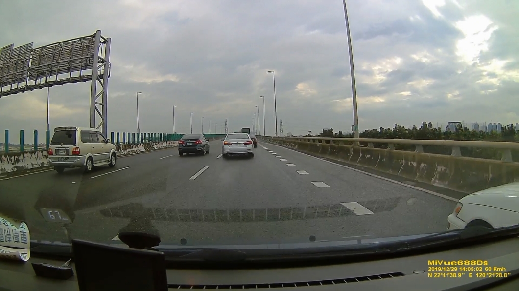 國道上依照限速開在車道當中，並且保持內側車道為超車道的美德，會讓台灣的交通更美好。(圖片來源/ 翻攝自PTT)