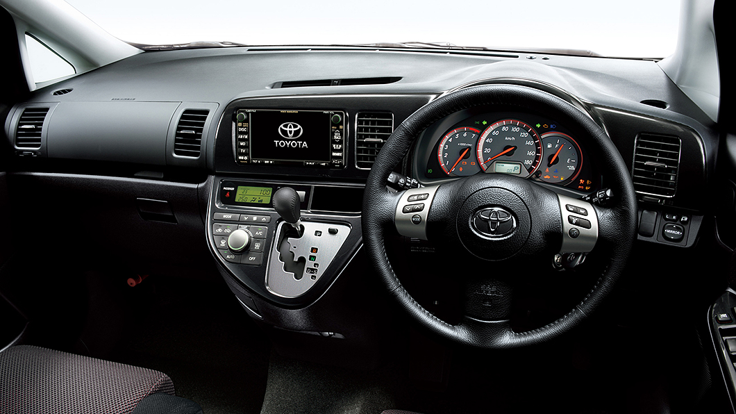 右側同事的Wish其實也是採用貫通式前座設計。(圖片來源/ Toyota)