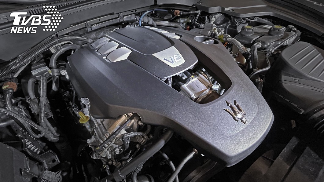 Levante Modena搭載3.0升V6雙渦輪引擎,擁有350匹馬力;而使用相同引擎本體的Modena S車型則有430匹馬力。