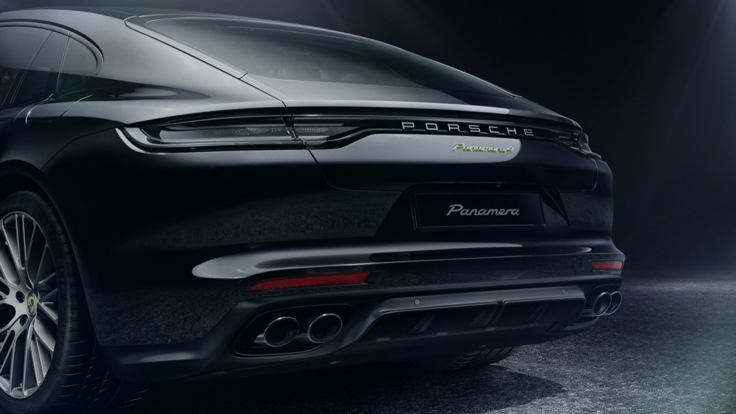 消光鉑銀色烤漆的21吋Exclusive Design Sport輪圈、黑色跑車造型排氣尾管，也使得整體細節質感大幅提升。(圖片來源/ Porsche)