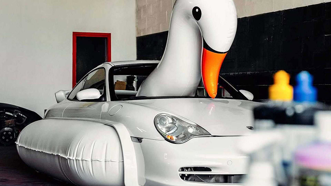 看著天鵝頭從前檔伸出來,實在很搶眼。(圖片來源/ Porsche)