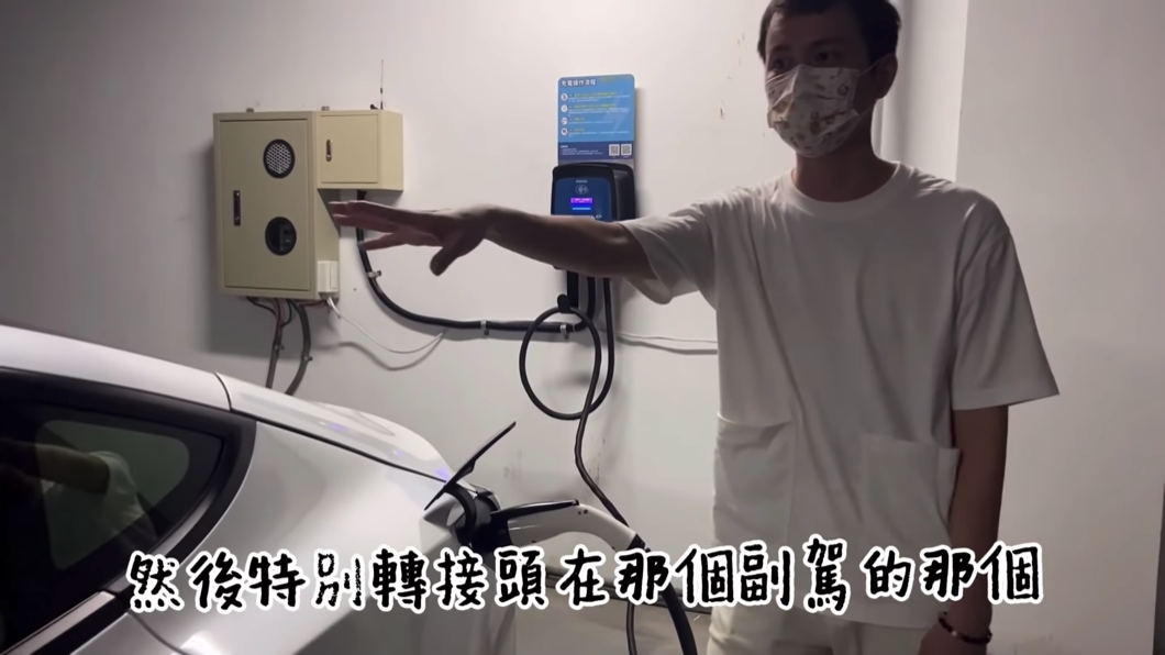 由於張捷一時忘記這個前方的置物空間叫做「手套箱」,所以一度無法取出轉接頭順利充電。(圖片來源/ 翻攝自這個張捷J個芝芝)