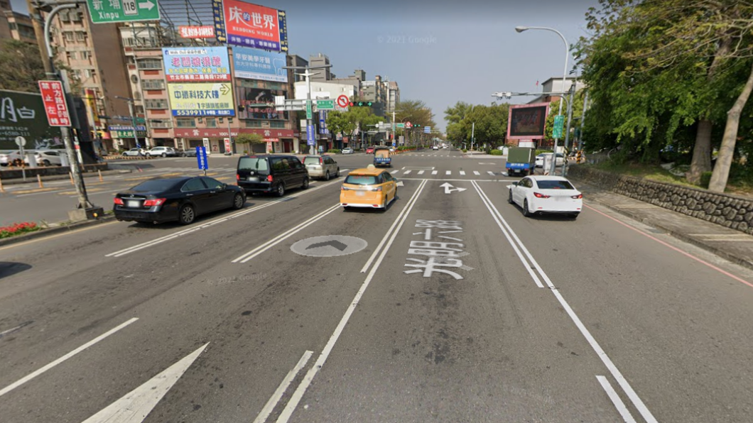 該路口有規劃左右轉專用車道,直行車輛應該依序往左移動,才能夠保持車流順暢行駛。(圖片來源/ 翻攝自PTT)