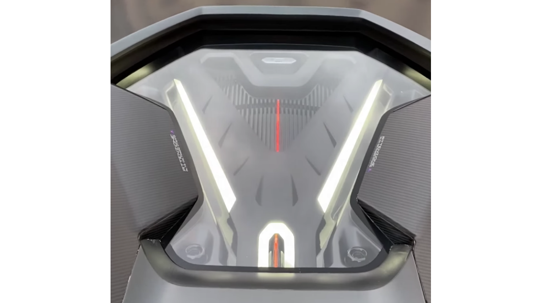 與一般電動車不同的地方是,Terzo Millennio車上並非採用鋰電池,而是效能更強的超級電容。(圖片來源/ Super Car Blondie FB)