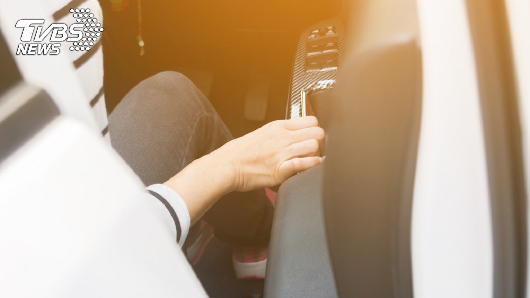 關車門時讓車門與車身保持1~2拳頭的距離,在輕輕帶上就可以把車門關好。(圖片來源/ TVBS)