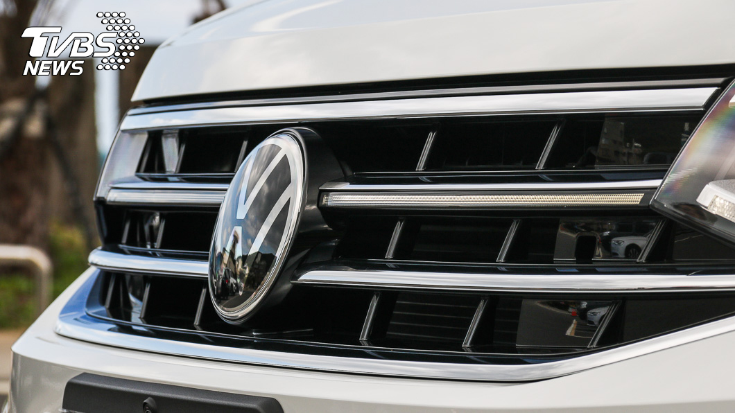 Tiguan Allspace車系導入貫穿水箱護罩的LED燈條，並作為330 TSI Elegance Premium車型以上標準配備。