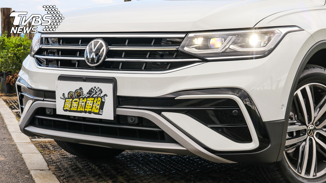 Matrix LED矩陣式LED頭燈與貫穿式LED燈條為Tiguan Allspace全車系標配。(圖片來源/ TVBS)
