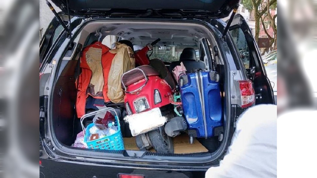 先前有人將整輛機車搬上了休旅車自己運送,很多人都相當驚訝原來休旅車這麼會載。(圖片來源/ 爆料公社臉書)