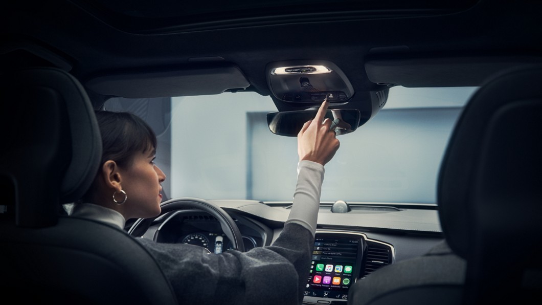 除了導入Volvo on Call功能之外,車室閱讀燈與天窗開關都改採觸控介面。(圖片來源/ Volvo)