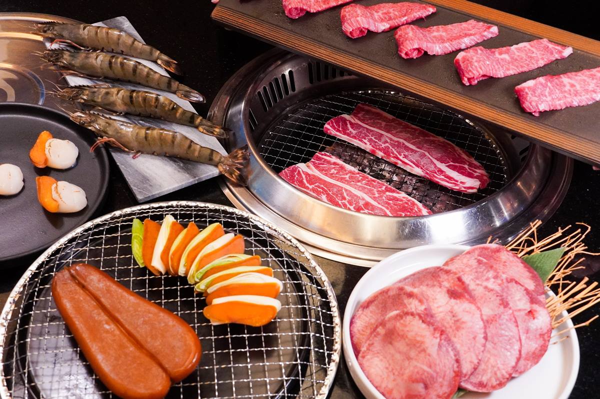 哞哞屋和牛燒肉提供原塊肉現點現切。（圖／馬辣集團提供）