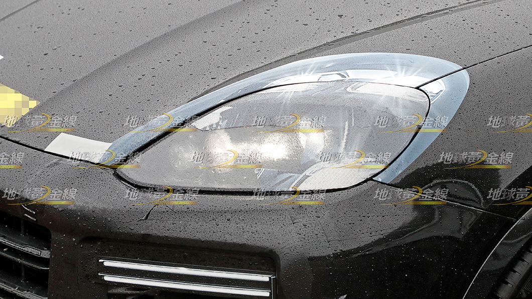 Porsche刻意於頭燈外圍貼上偽裝,營造並未修改Cayenne頭燈的錯覺。(圖片來源/ TVBS)