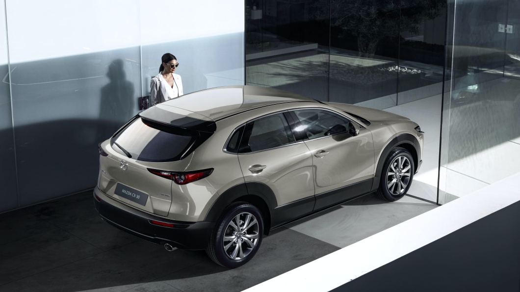 2022年式CX-30這次導入全新琉光金車色,帶來更耀眼的視覺感受。(圖片來源/ Mazda)