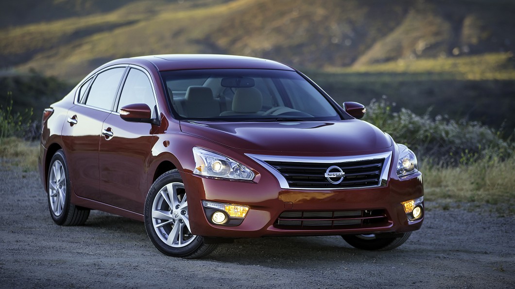 這輛被壓在曳引車車頭下方的,其實是Nissan Altima。(圖片來源/ Nissan)