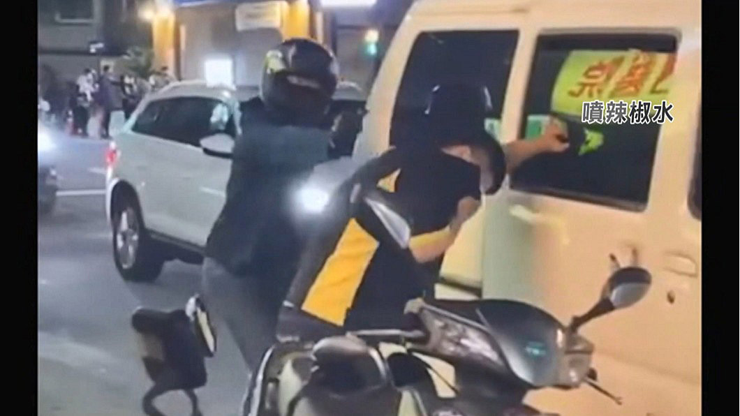 行車糾紛男子持棍棒攻擊反被騎士KO 防身神器之首讓攻擊者大叫報警