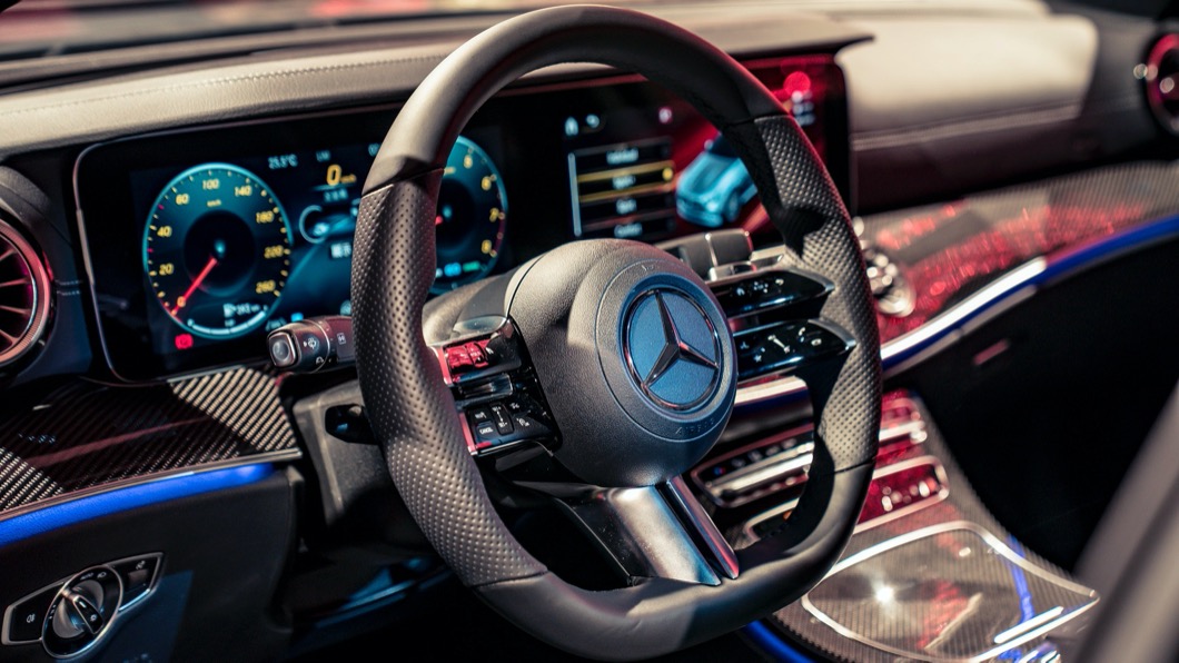 M-Benz CLS 350提供了質感細膩的中控台,並新增亮面灰色木紋飾板及霧面棕色胡桃木飾板。(圖片來源/ M-Benz)