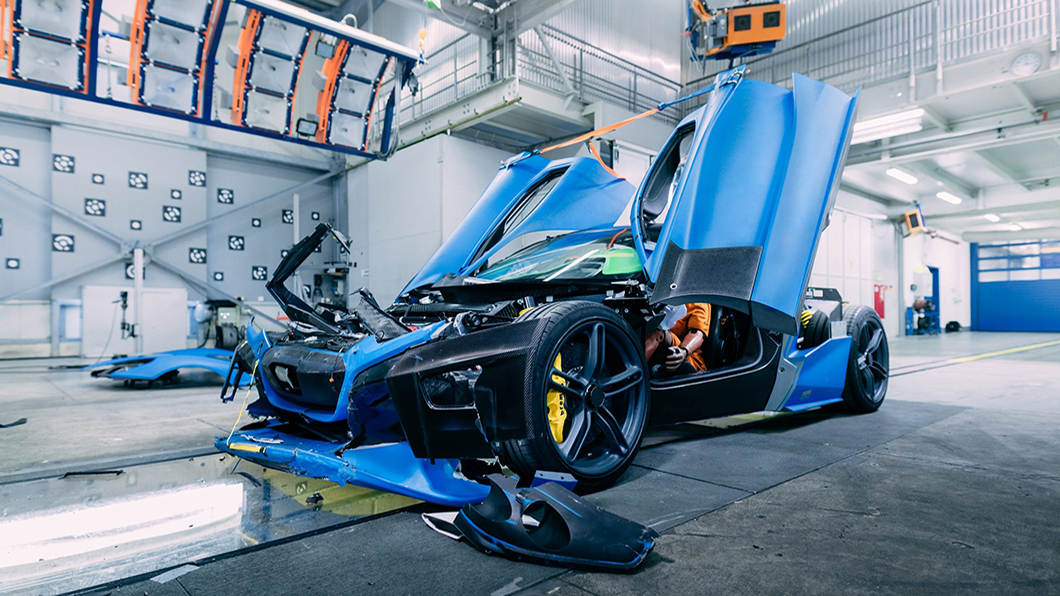 Rimac Nevera在撞擊測試之前還被搞到一身污穢、灰頭土臉，連媽媽都快不認得了！(圖片來源/ Rimac)