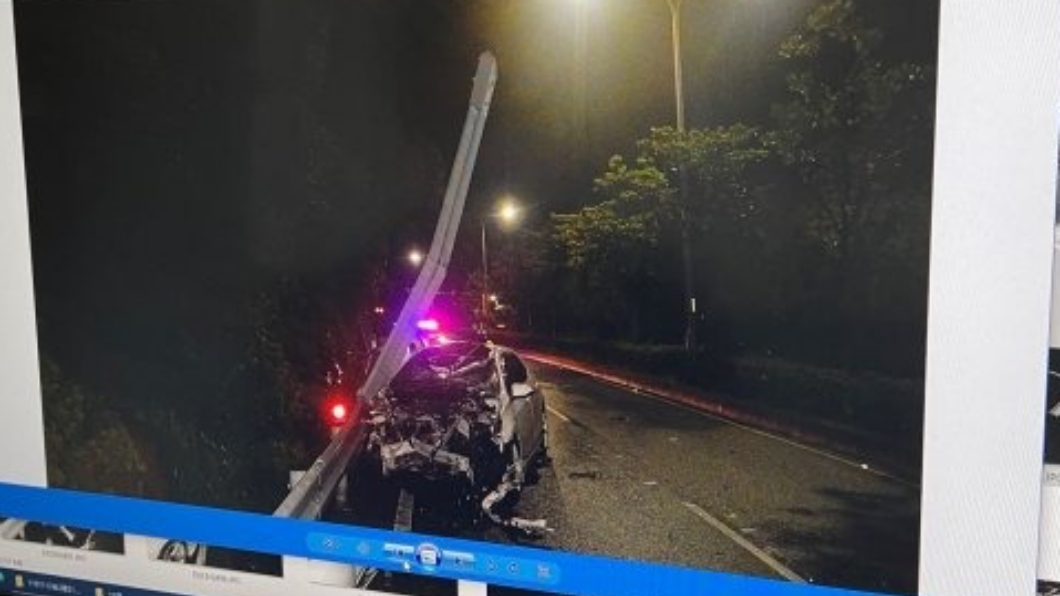 畫面當中可以看到應該是車速過快,直接往護欄衝撞。(圖片來源/ 翻攝自Dcard)