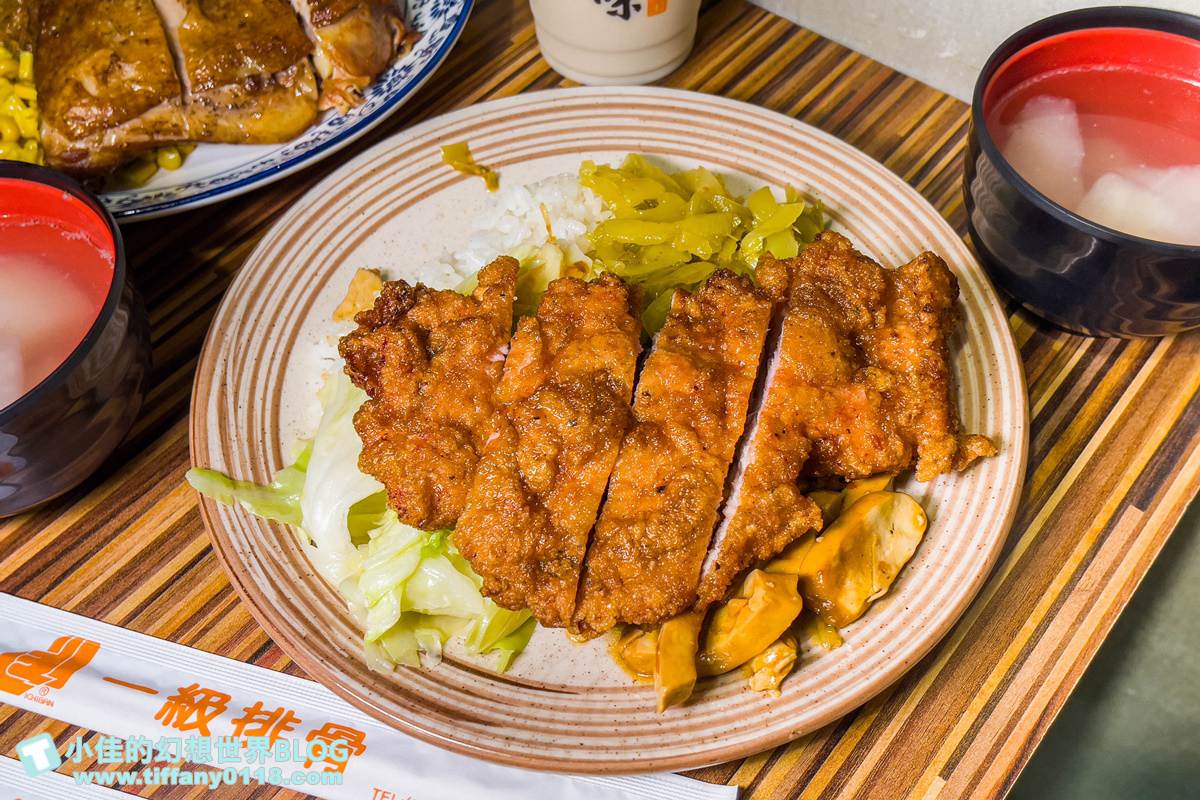 「一級排骨飯」的排骨很大一塊且厚達1公分。（圖／小佳的幻想世界提供）