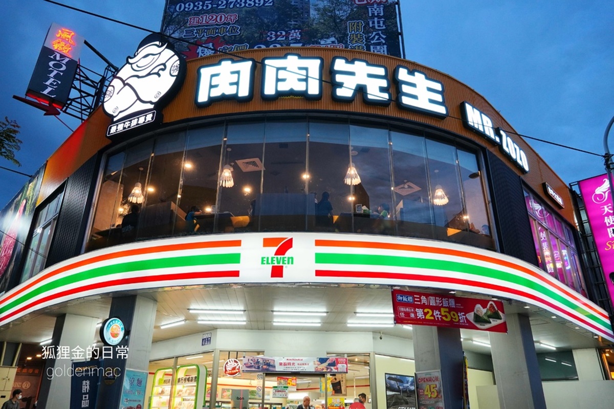 肉肉先生大大的招牌非常的醒目，遠遠的就可以看到店鋪的位置。（圖／狐狸金的日常提供）