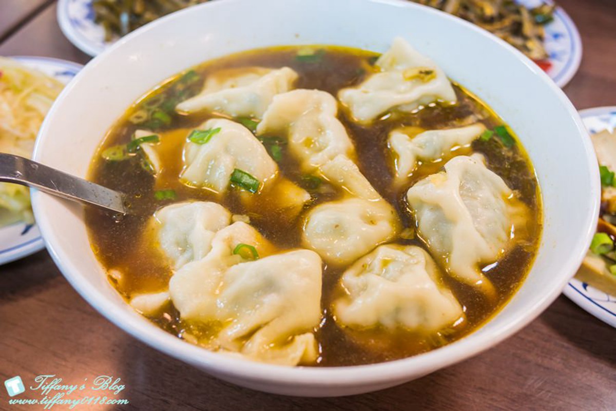 許多人喜愛老山東牛肉家常麵店的水餃及小菜。(圖/小佳的幻想世界提供)