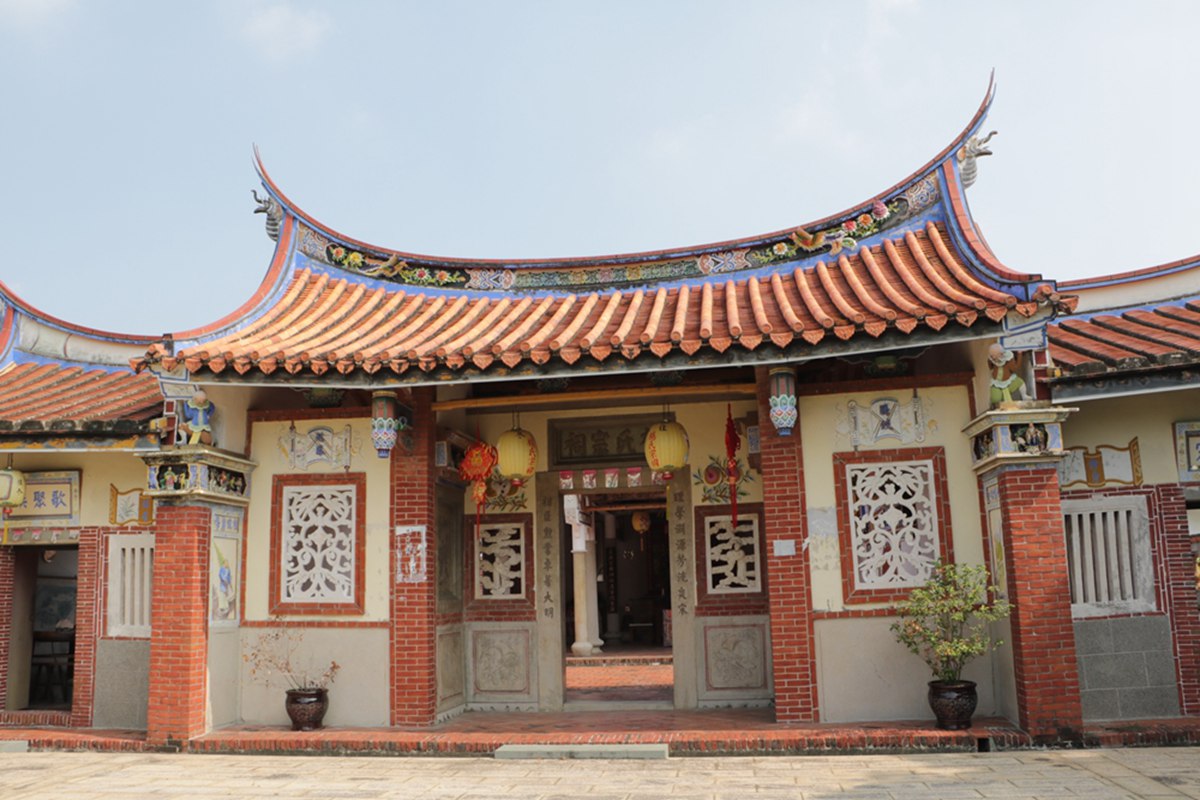 楊氏宗祠位於屏東佳冬六根村,是縣定三級古蹟。(圖/快樂的過每一天提供)