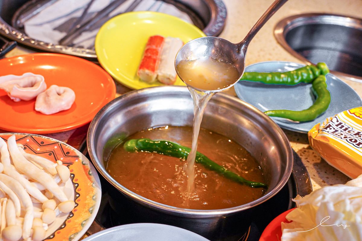 招牌湯底「青龍過江湯」。(圖/艾薇覓食趣提供)