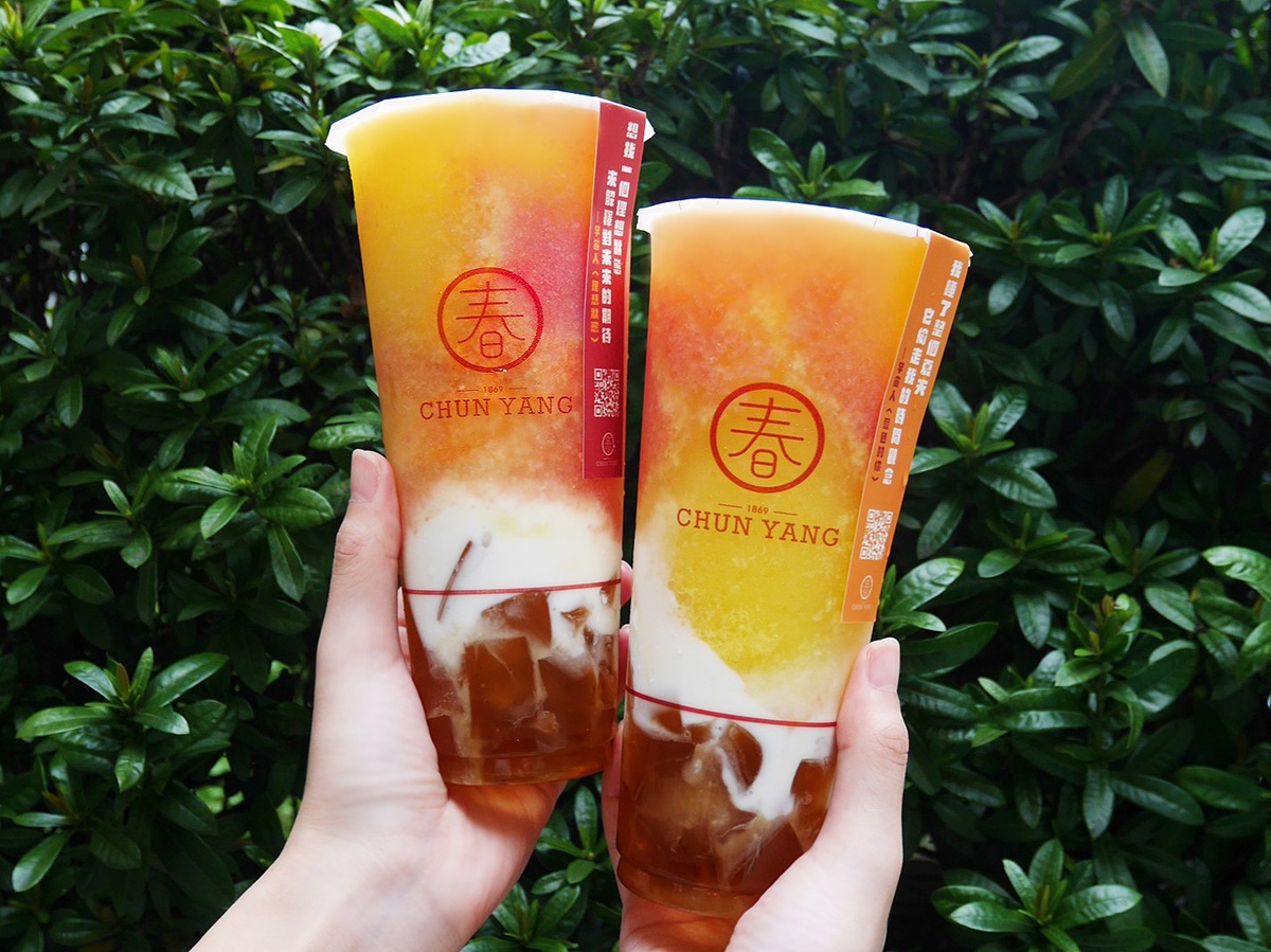 春陽茶事推出聯名飲品「宇宙芭芒柳」。(圖/翻攝自春陽茶事粉專)
