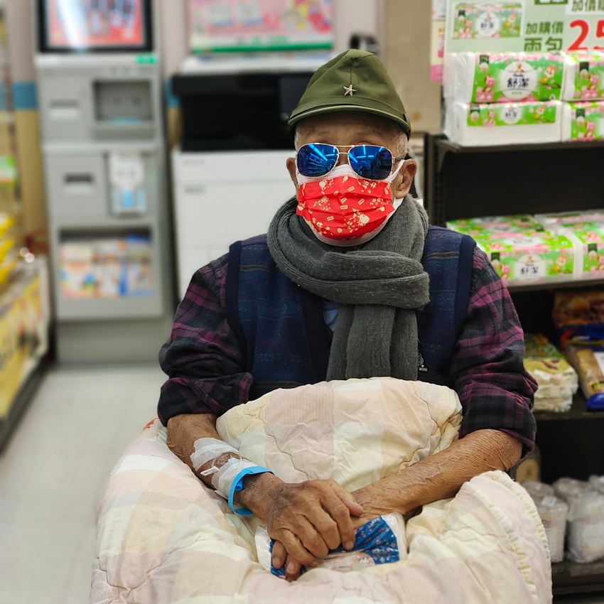 資深藝人脫線日前肺部感染住院治療,已出院返家。(圖/翻攝自「台東脫線牧場-脫線爸」臉書)