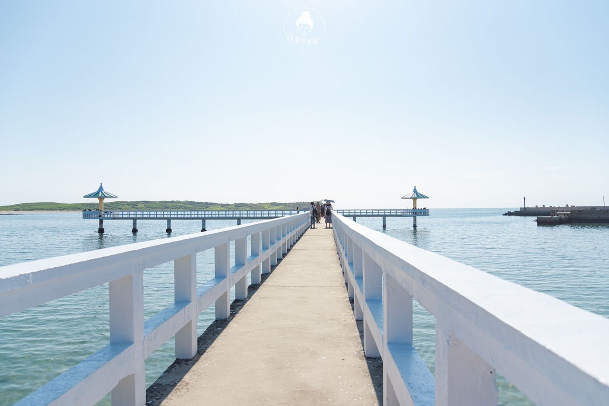小池角雙曲橋座落於海平面上。(圖/晏世旅攝提供)