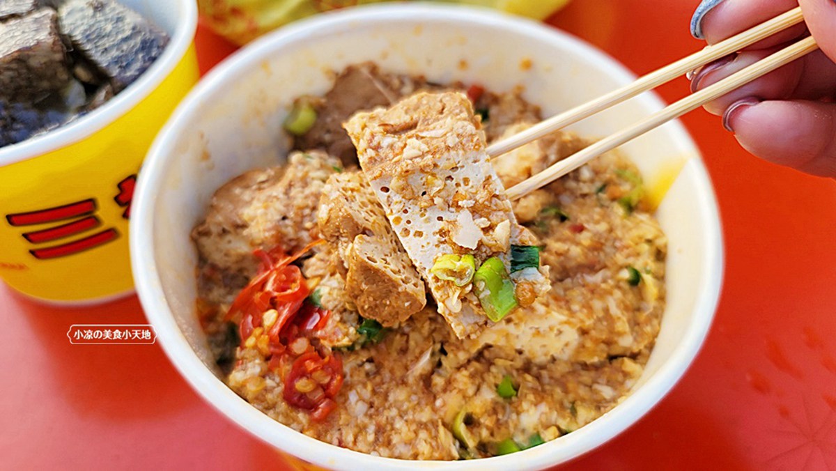 方臉師傅蒜香豆干可以說是旱溪夜市內的小吃元老。（圖／小涼的美食小天地提供）