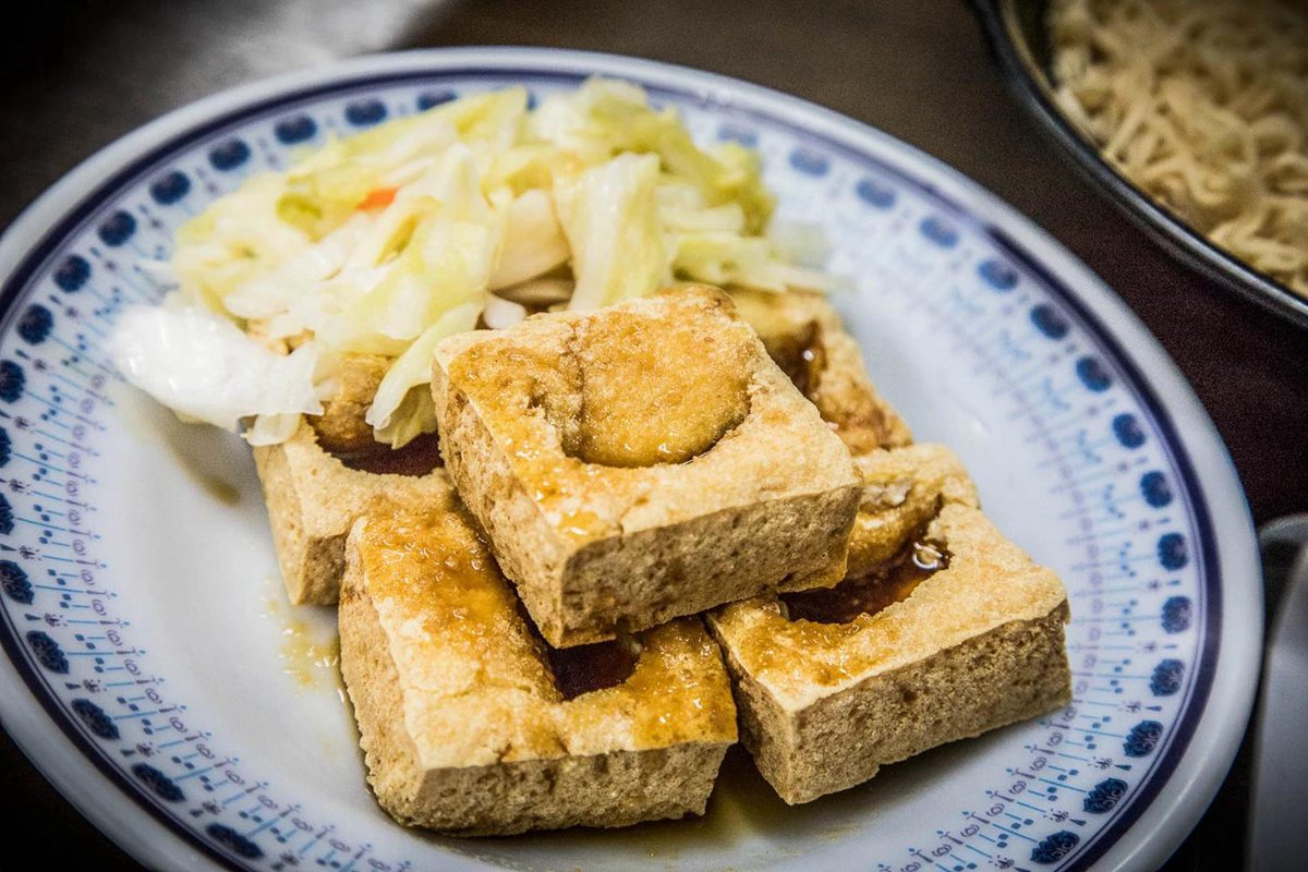 李記臭豆腐的脆皮臭豆腐吃起來多汁且軟嫩。（圖／大手牽小手玩樂趣提供）