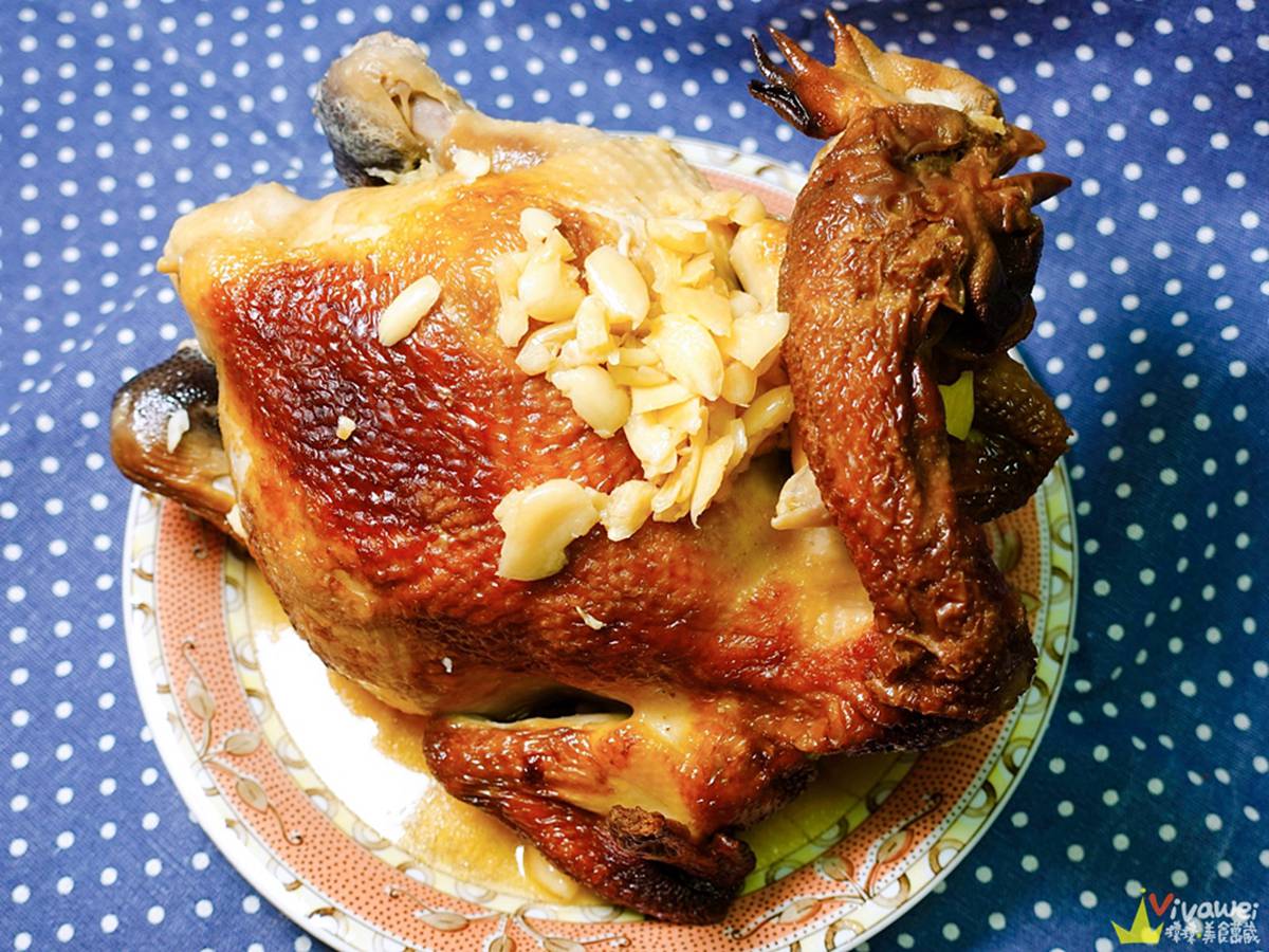 「雞董桶仔雞」的雞肉的肉質軟嫩多汁。（圖／瑋瑋美食萬歲提供）