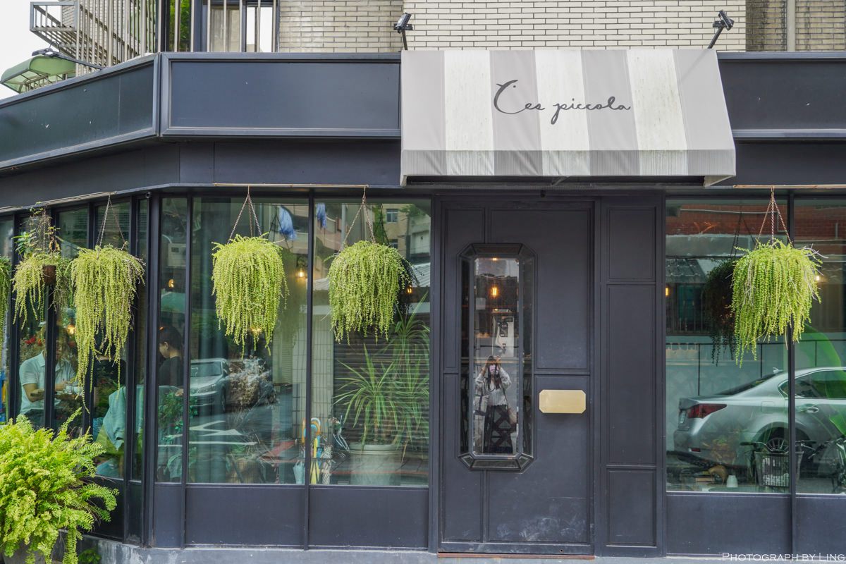 Les Piccola整家店的外觀以綠意植栽妝點。（圖／Ling‘s 美食x幸福遊提供）