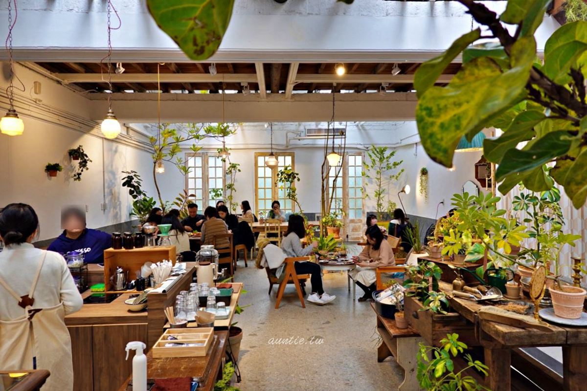 綠咖生活概念館用餐的空間整體如同一座溫室花園。（圖／水晶安蹄不務正業過生活提供）